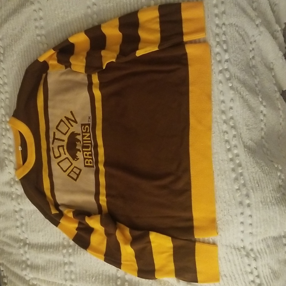Boston Bruins L Sweater. 1920s Logo.